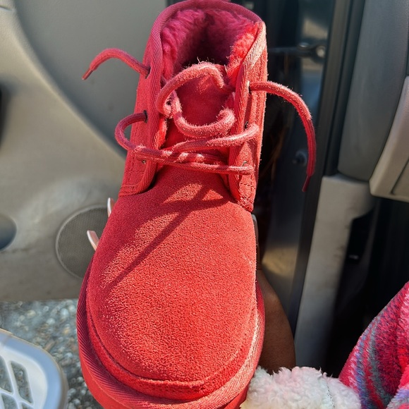 Red uggs Size 6 in women - Picture 2 of 2